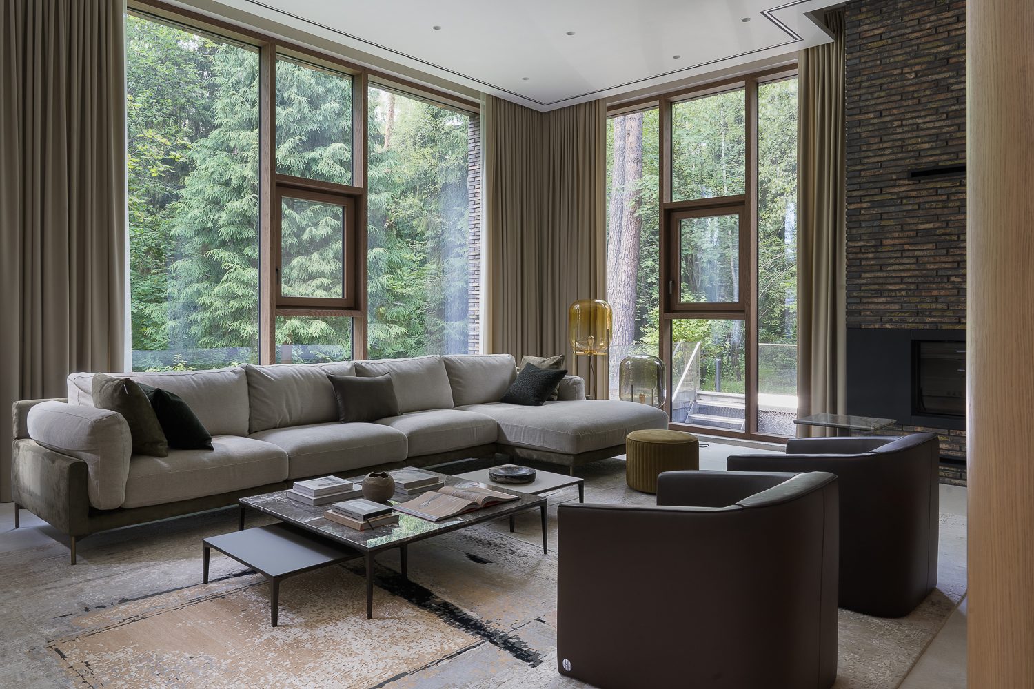 Дом как продолжение леса: тренд indoor-outdoor и что он требует от остекления